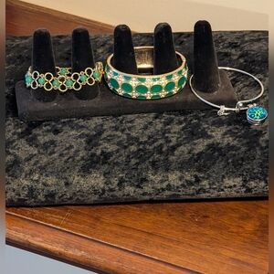 Elegant Green and Gold Costume Jewelry Bracelet. St Patrick's Day Colours. . GUC